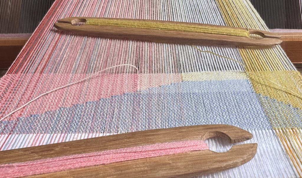 Weaving on the loom, linen cotton weft, graduated warp